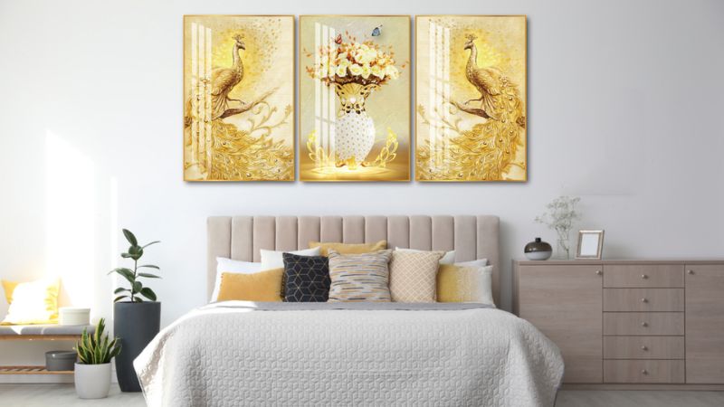 Tranh treo phòng ngủ mệnh Hỏa hình con công