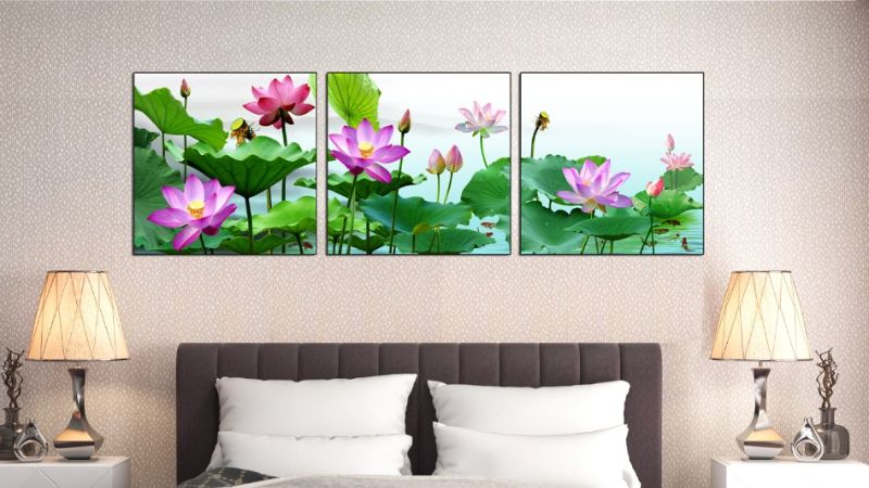 Tranh hoa sen rất hợp treo ở phòng ngủ người mệnh Thủy