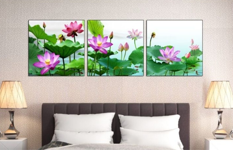 Tranh hoa sen treo phòng ngủ mệnh Mộc